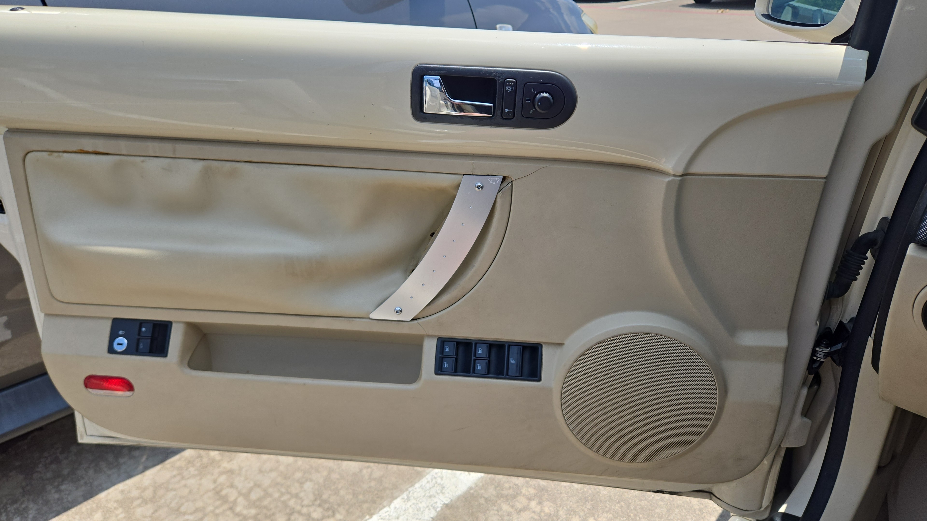 Used Harvest Moon Beige/Cream Cloth Roof 2005 Volkswagen New